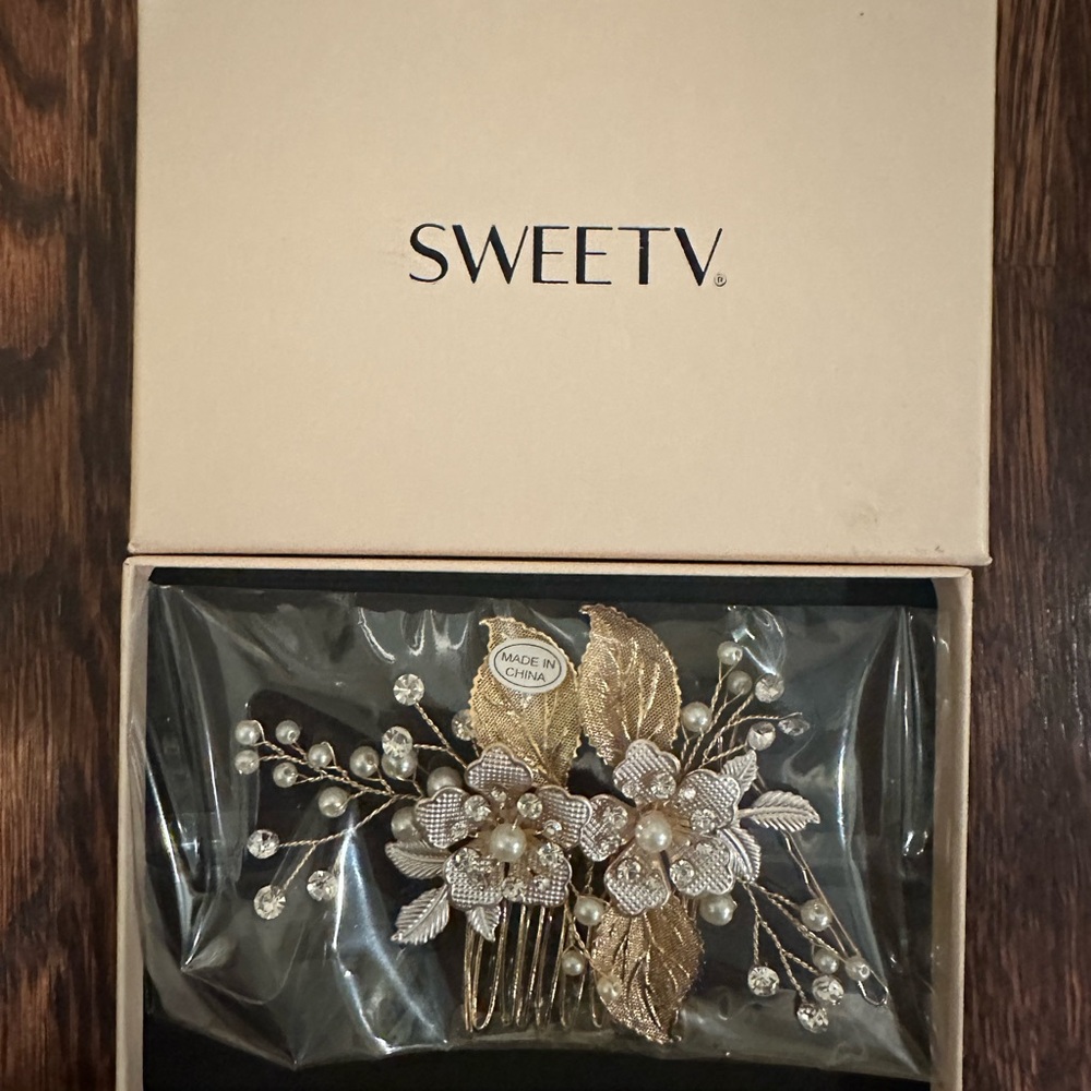 Gold Vintage-Inspired Hair Accessory with Intricate Styling